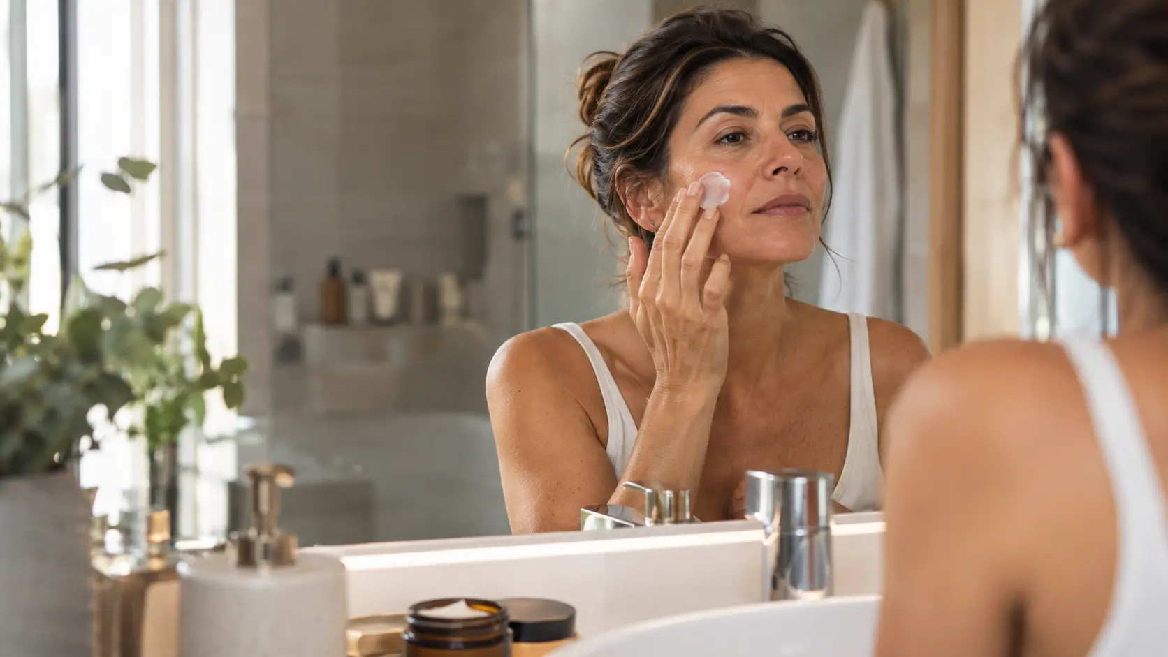 Mujer aplicando crema de sebo de res para cuidar la piel seca del rostro